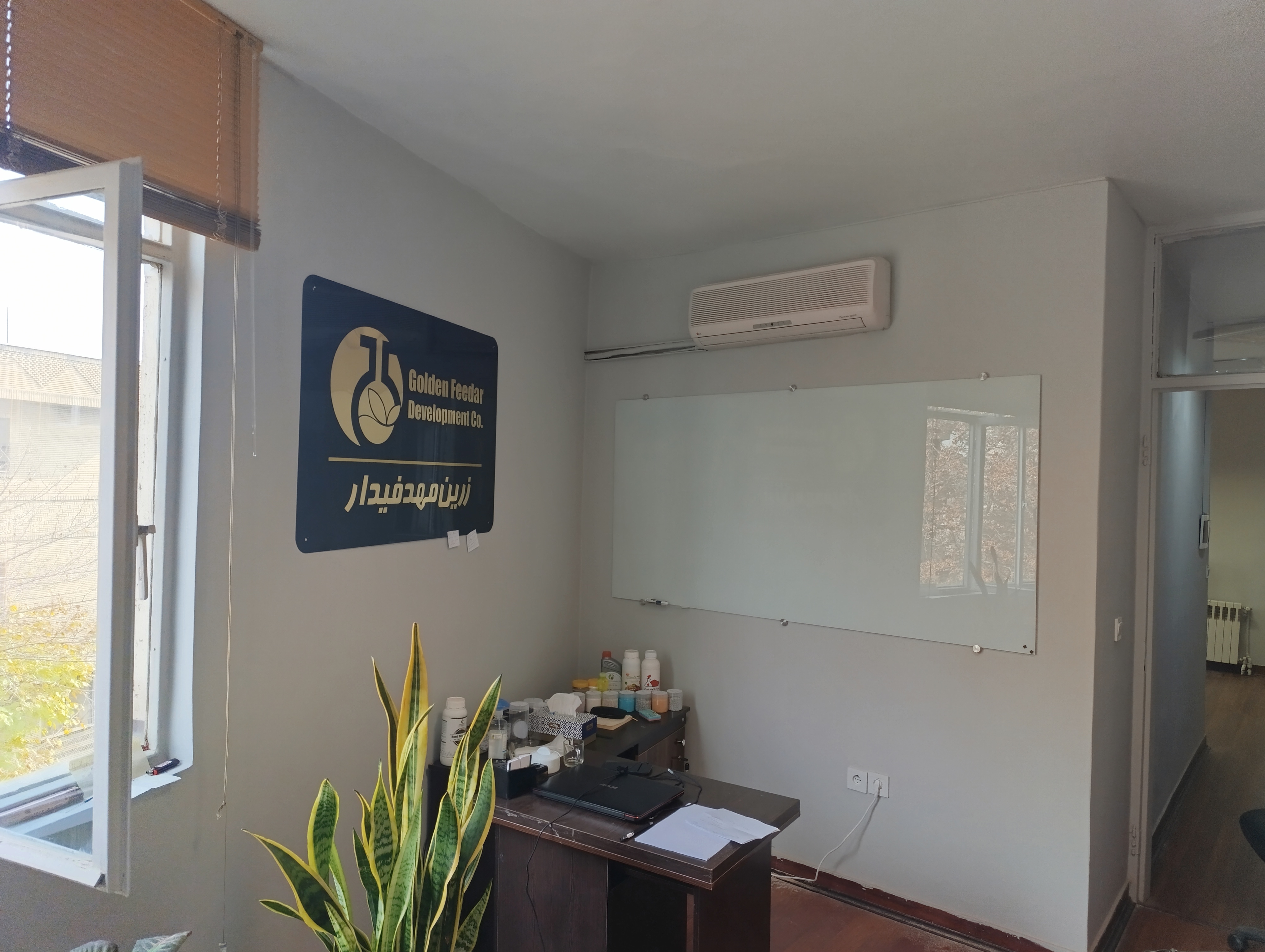 چگونگی نصب وایت برد شیشه ای بر روی دیوار کناف یا کاذب