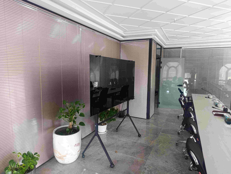 وایت برد شیشه ای مشکی پایه دار 90*150